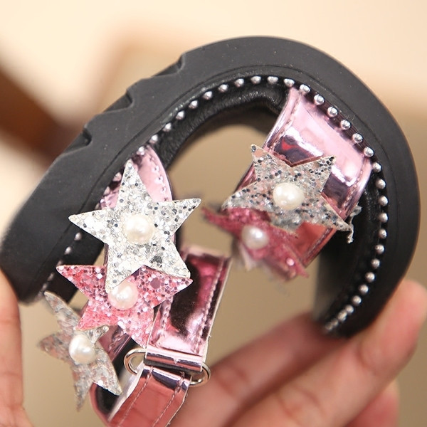 Παιδικά σανδάλια για κορίτσια σε δύο χρώματα με διακοσμητικά αστέρια και μαργαριτάρια