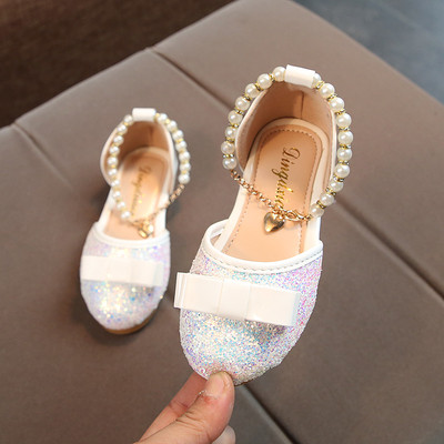 Κομψά σανδάλια για κορίτσια με λαμπερά σωματίδια, κορδέλα και μαργαριτάρια