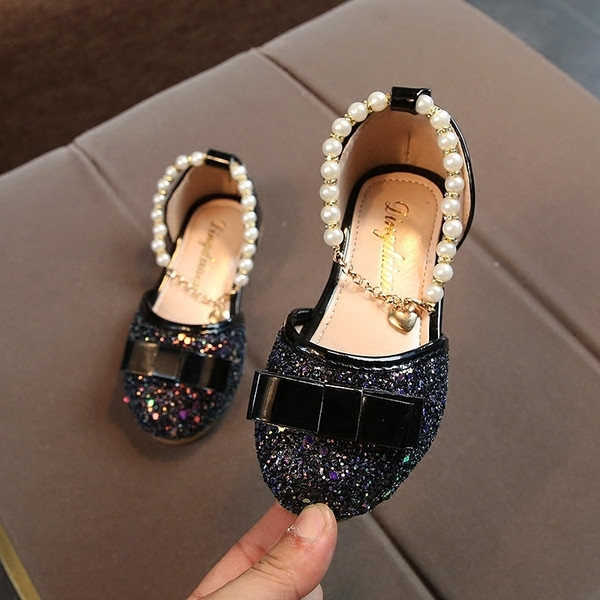 Κομψά σανδάλια για κορίτσια με λαμπερά σωματίδια, κορδέλα και μαργαριτάρια