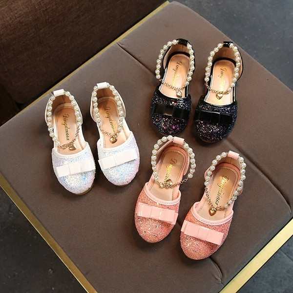 Κομψά σανδάλια για κορίτσια με λαμπερά σωματίδια, κορδέλα και μαργαριτάρια