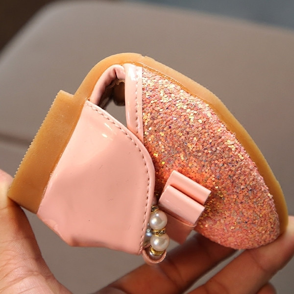 Κομψά σανδάλια για κορίτσια με λαμπερά σωματίδια, κορδέλα και μαργαριτάρια