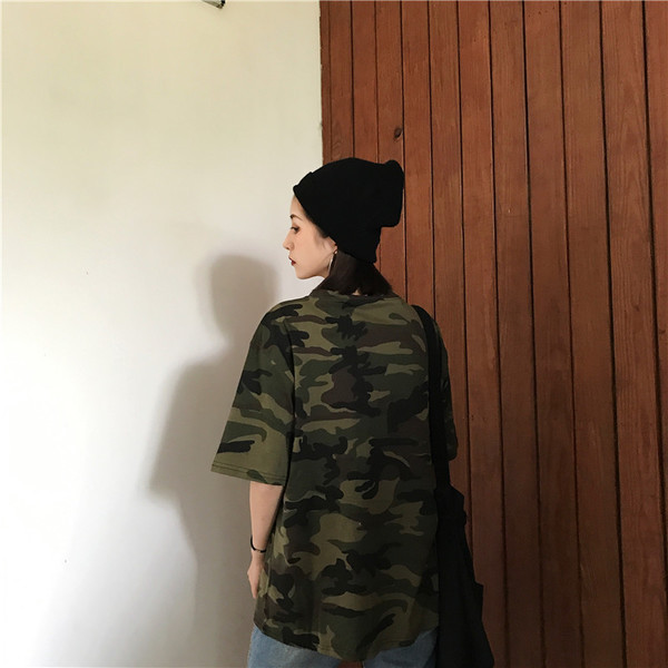 Tricou de vară de damă cu model de camuflaj cu inscripție