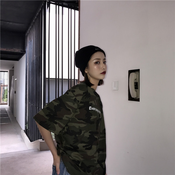 Tricou de vară de damă cu model de camuflaj cu inscripție
