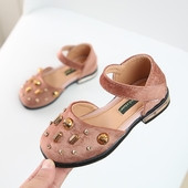 Μοντέρνα γυναικεία σανδάλια σε κλειστό μοτίβο με  διακόσμηση