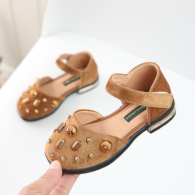 Μοντέρνα γυναικεία σανδάλια σε κλειστό μοτίβο με  διακόσμηση