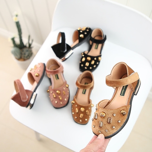 Μοντέρνα γυναικεία σανδάλια σε κλειστό μοτίβο με  διακόσμηση