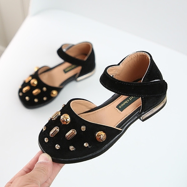 Μοντέρνα γυναικεία σανδάλια σε κλειστό μοτίβο με  διακόσμηση