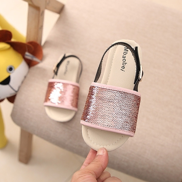 Παιδικά σανδάλια για κορίτσια με λεπτό λουρί, σε τρία χρώματα