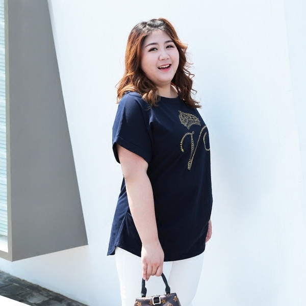 ΜΑΧΙ μέγεθος t-shirt με κοντό μανίκι σε σκούρο μπλε χρώμα με βότσαλα