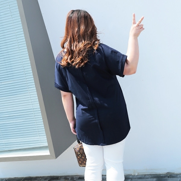 ΜΑΧΙ μέγεθος t-shirt με κοντό μανίκι σε σκούρο μπλε χρώμα με βότσαλα