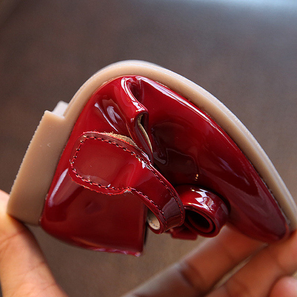 Официални детски лачени обувки с панделка в черен. розов и червен цвят