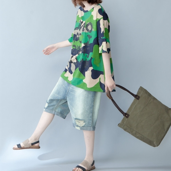 MAXI μεγέθους γυναικείο μπλουζάκι με  κοντό μανίκι καμουφλάζ 