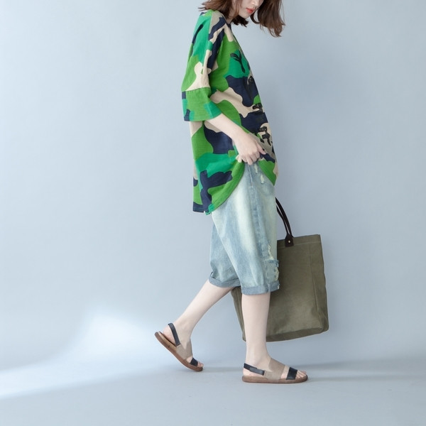 MAXI μεγέθους γυναικείο μπλουζάκι με  κοντό μανίκι καμουφλάζ 