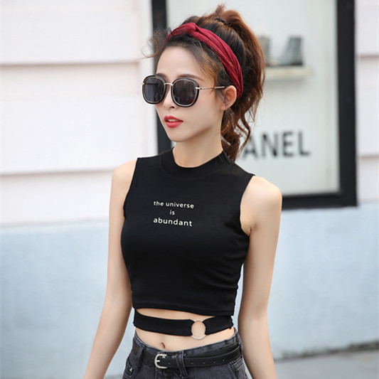 Maieu scurt de damă cu curea cu elemente metalice și inscripție