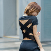 Γυναικεία μπλούζα με ανοικτή πλάτη και διασταυρωμένα ιμάντα