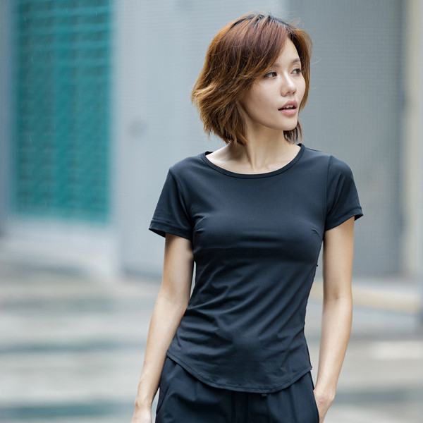 Γυναικεία μπλούζα με ανοικτή πλάτη και διασταυρωμένα ιμάντα