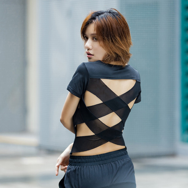 Γυναικεία μπλούζα με ανοικτή πλάτη και διασταυρωμένα ιμάντα