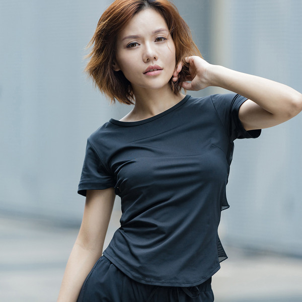 Γυναικεία μπλούζα με ανοικτή πλάτη και διασταυρωμένα ιμάντα