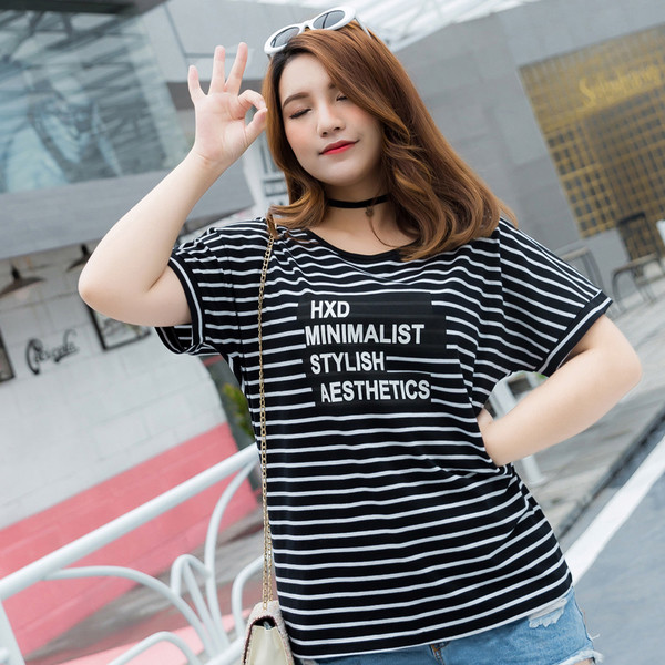 Tricou de damă mărimi MAXI cu mâneci scurte în dungi alb-negru