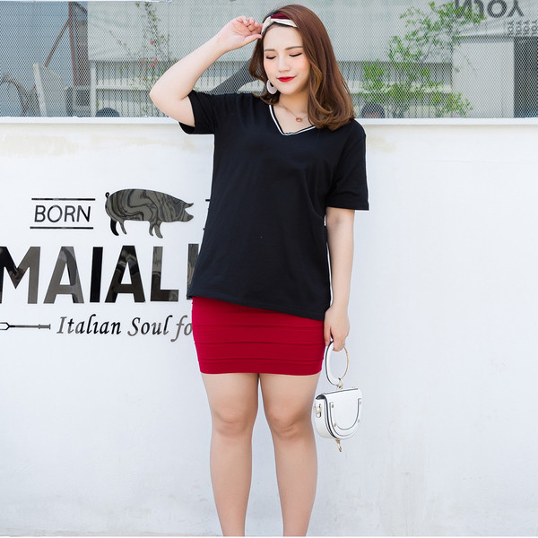 ΜΑΧΙ βαμβακερή γυναικεία  μπλούζα σε μαύρο χρώμα με λαιμόκοψη