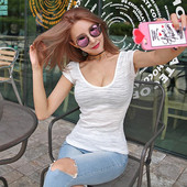 Γυναικείο μπλουζάκι σε μαύρο και άσπρο με βαθύ λαιμόκοψη