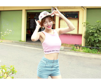 Γυναικεία αμάνικα σε ανοιχτό χρώμα με επιγραφή