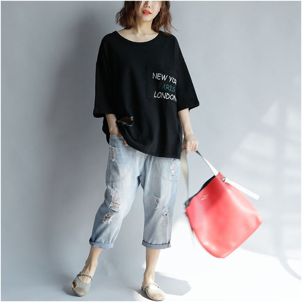 Tricou de damă mărimea MAXI cu mâneci scurte aplicate câine și buzunar în trei culori