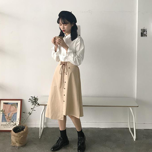 Κομψή γυναικεία φούστα με ασύμμετρο μήκος και διακοσμητικά κουμπιά σε δύο χρώματα