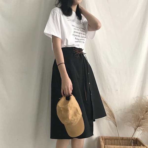 Κομψή γυναικεία φούστα με ασύμμετρο μήκος και διακοσμητικά κουμπιά σε δύο χρώματα