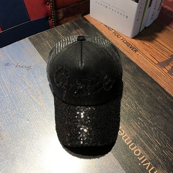 Női sapka flitterekkel és felirattal három színben