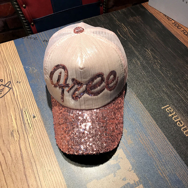 Női sapka flitterekkel és felirattal három színben