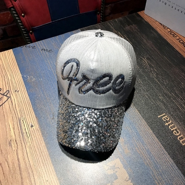 Női sapka flitterekkel és felirattal három színben