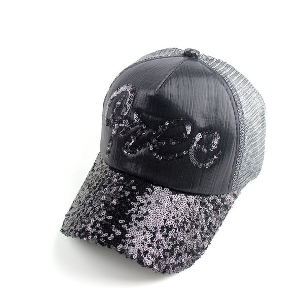 Női sapka flitterekkel és felirattal három színben