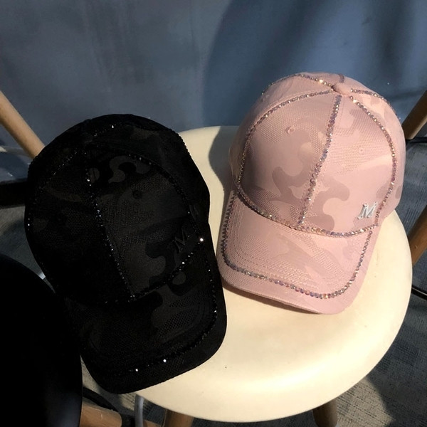 Palarie de camuflaj de dama cu pietre decorative in alb, roz si negru