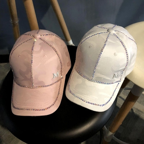 Palarie de camuflaj de dama cu pietre decorative in alb, roz si negru