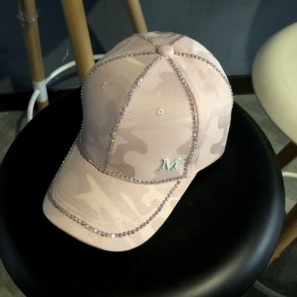 Palarie de camuflaj de dama cu pietre decorative in alb, roz si negru