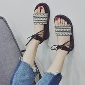 Γυναικεία σανδάλια σε ρωμαϊκό στυλ με δίχρωμους δεσμούς