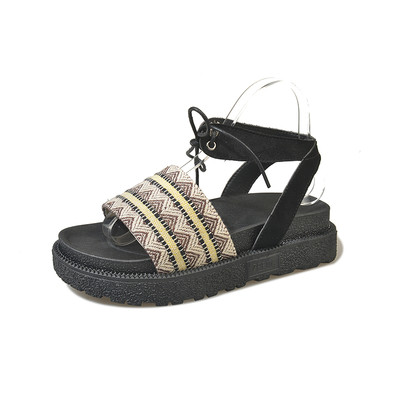 Γυναικεία σανδάλια σε ρωμαϊκό στυλ με δίχρωμους δεσμούς