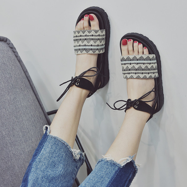 Γυναικεία σανδάλια σε ρωμαϊκό στυλ με δίχρωμους δεσμούς