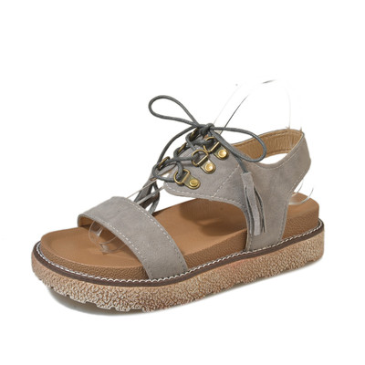 Ενδιαφέρουσα μοντέρνα γυναικεία σανδάλια με κορδόνια σε γκρι και μαύρο χρώμα