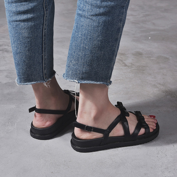 Sandale de dama din piele ecologica cu bretele incrucisate si panglici de culoare visiniu si negru