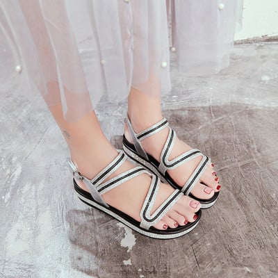 Γυναικεία σανδάλια διακοσμημένα με βότσαλα σε μαύρο και άσπρο χρώμα