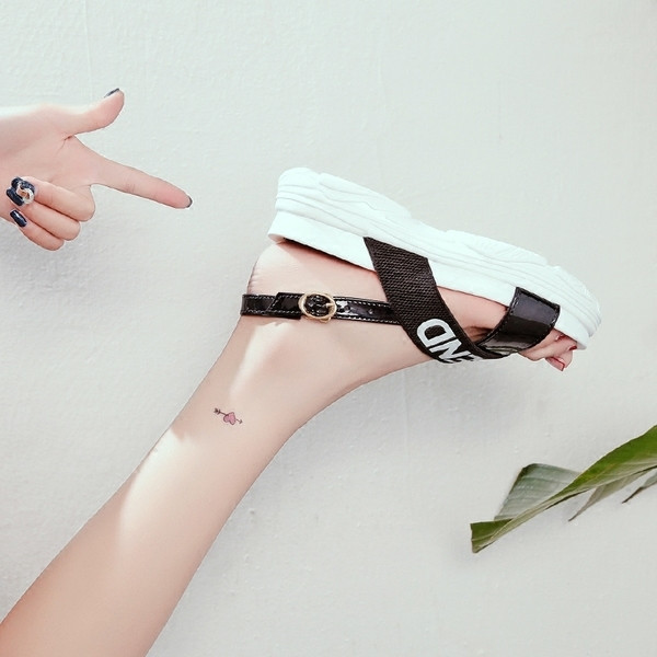 Sandale de dama din piele lacuita din piele ecologica cu inscriptie in trei culori