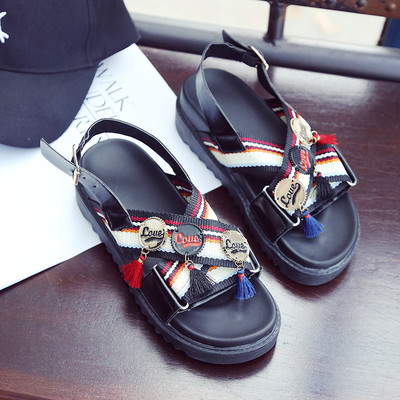 Γυναικεία σανδάλια με σταυρωτά ιμάντα και διακόσμηση φούντας