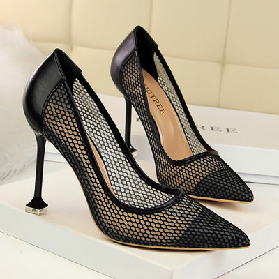 Γυναικεία παπούτσια με λεπτό τακούνι σε διάφορα χρώματα