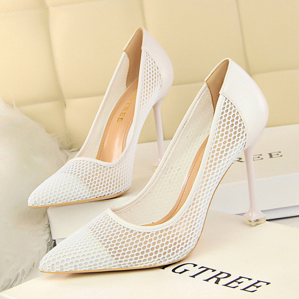 Γυναικεία παπούτσια με λεπτό τακούνι σε διάφορα χρώματα