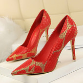 Γυναικεία παπούτσια σε διάφορα χρώματα με μοτίβο