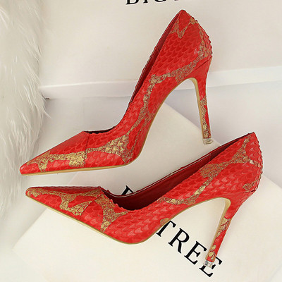 Γυναικεία παπούτσια σε διάφορα χρώματα με μοτίβο