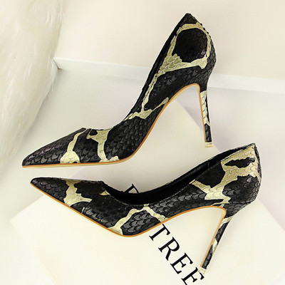 Γυναικεία παπούτσια σε διάφορα χρώματα με μοτίβο