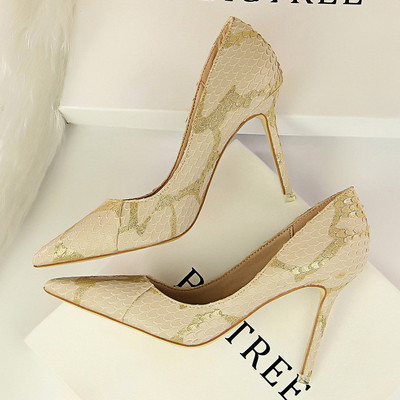 Γυναικεία παπούτσια σε διάφορα χρώματα με μοτίβο